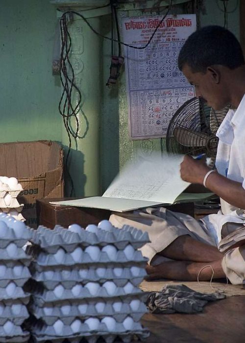 1200px-India_-_Kolkata_egg_seller_-_3291-1200x800